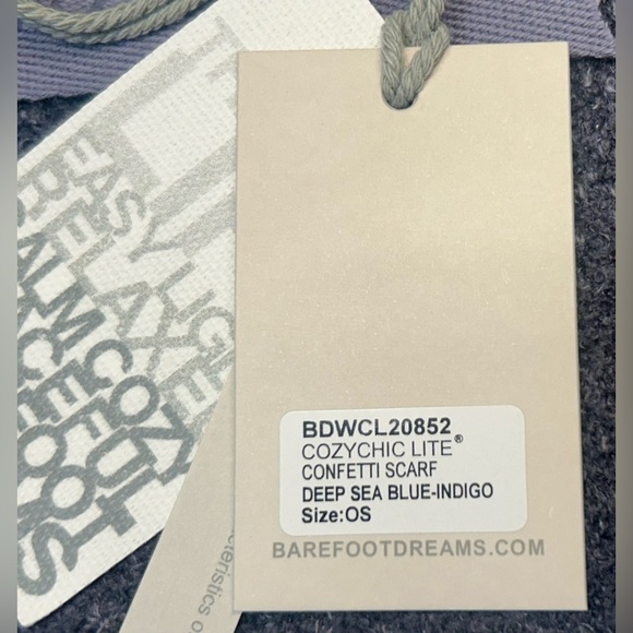 NWT Barefoot Dreams Soft CozyChic Reversible Scarf in Deep Sea Blue Indigo, OS. - Picture 8 of 10